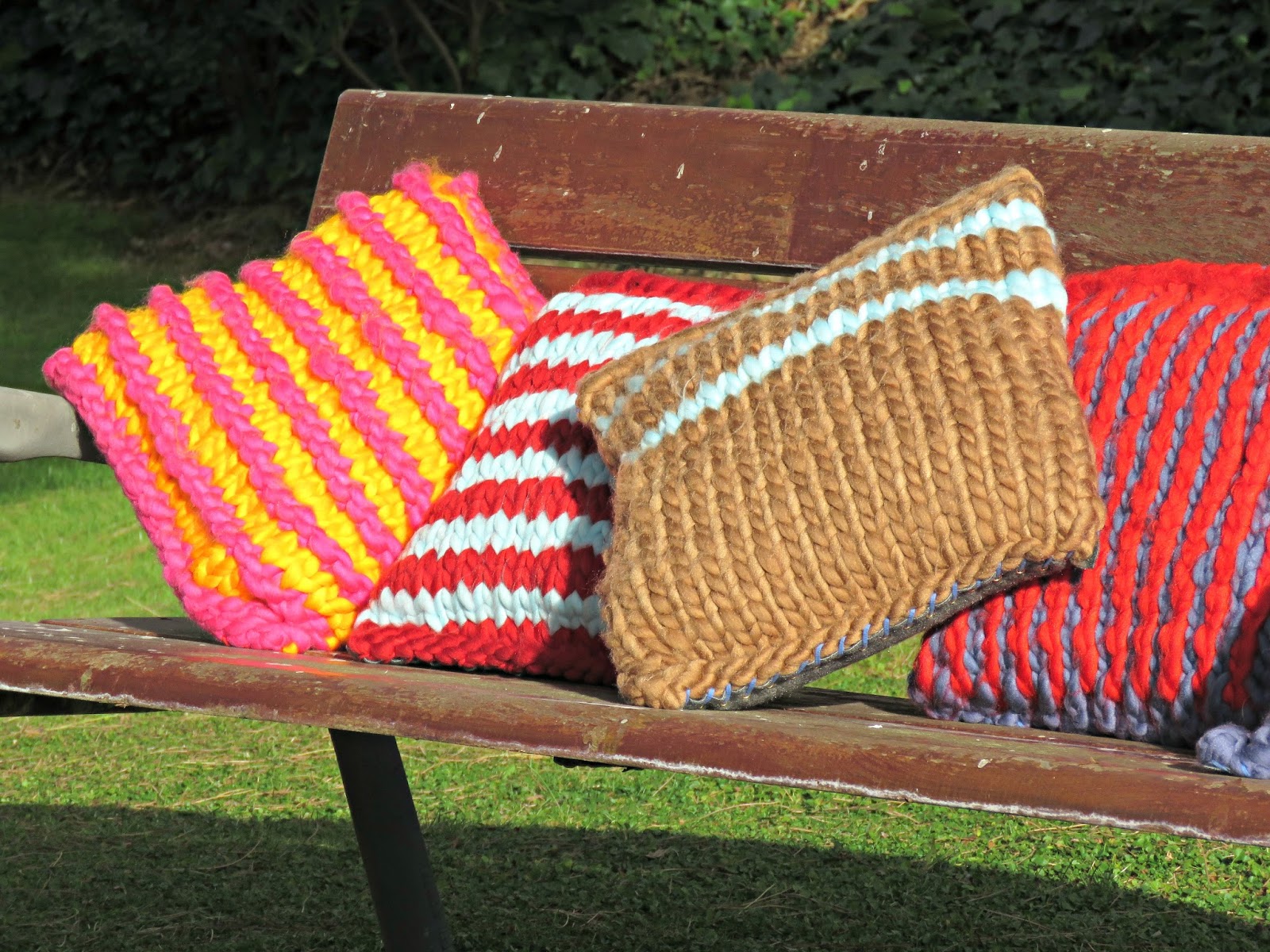 just saying ...: Super-chunky-knit cushions ...