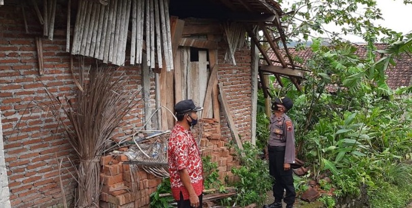 Atap Sebuah Rumah di Rembang Ambruk Akibat Angin Kencang