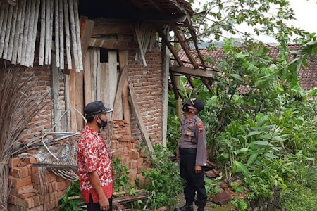    Atap Sebuah Rumah di Rembang Ambruk Akibat Angin Kencang