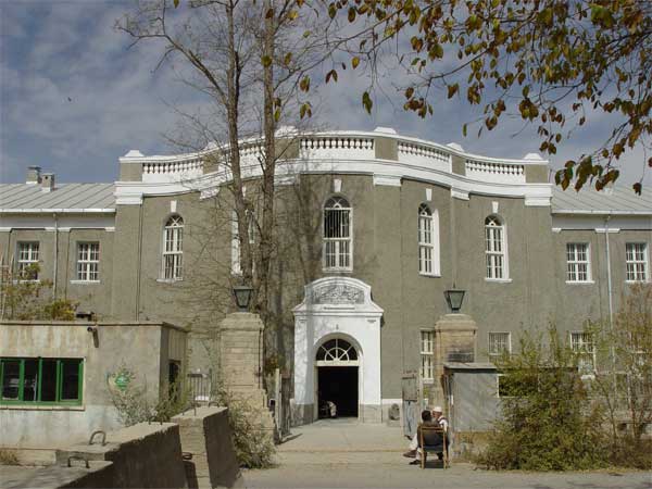 Το Εθνικό Μουσείο στην Καμπούλ: λεηλατημένο στα χρόνια της πρώτης διακυβέρνησης από τους Ταλιμπάν, αναστηλώθηκε και ανακαινίστηκε με κονδύλια της ελληνικής κυβέρνησης το 2003, επί υπουργού Πολιτισμού Βαγγέλη Βενιζέλου και πρωθυπουργού Κώστα Σημίτη.