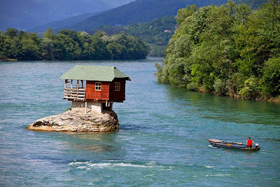 Casa sobre una roca gigante en un río