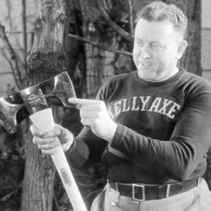 Vintage Photos of Men Shaving Their Faces With Axes From the 1930s and