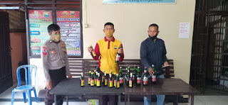 Bulan Suci Ramadhan, Polsek Alla Polres Enrekang Amankan Puluhan Botol Miras