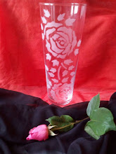 Vaso con rose incise