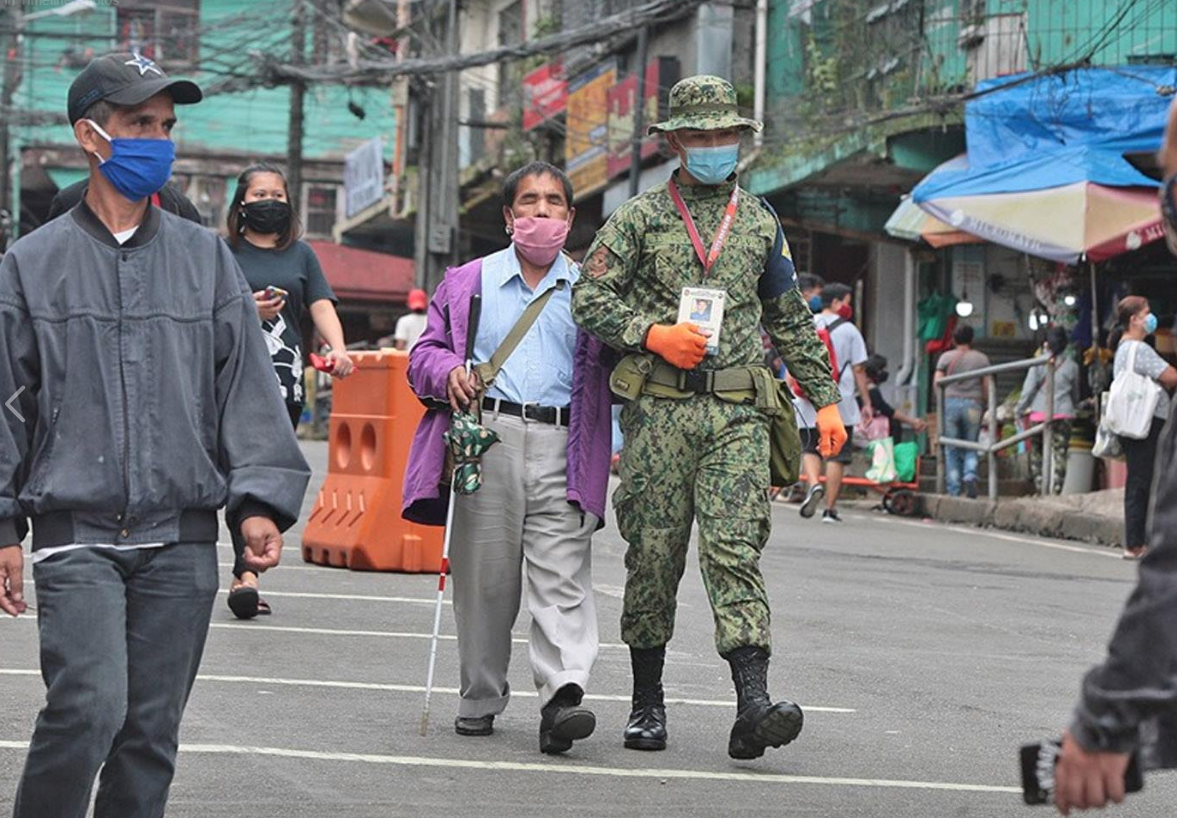 Larawan ng pulis na inaakay ang isang matandang may kapansanan, umani