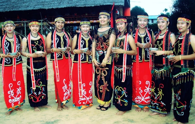 Pakaian Adat Provinsi Kalimantan Tengah – Upak Nyamu Pakaian Adat Provinsi Kalimantan Tengah – Upak Nyamu