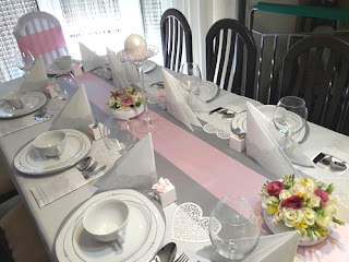 Srebrno-różowa dekoracja stołu komunijnego Pani Anny