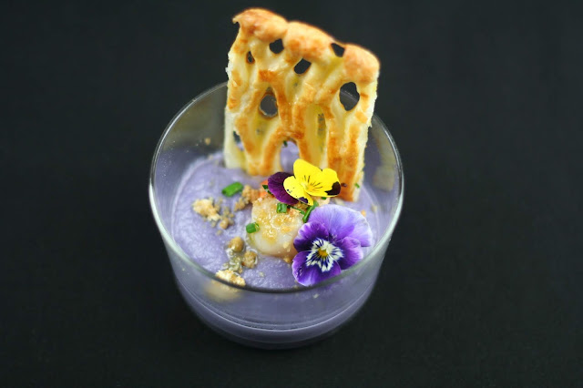 Zamburiñas Con Crema De Coliflor Morada, Sal De Torrezno Y Galleta De Hojaldre En Vasitos
