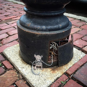 19-The-Mouse-Electrician-David-Zinn-Temporary-3D-Anamorphic-Street-Art-Creature-Drawings-www-designstack-co