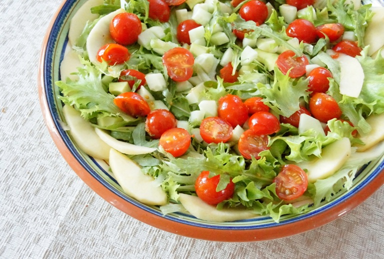 kotona-hedelm-inen-salaatti