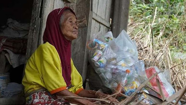 Kisah Mbah Surati, Tinggal di Rumah Reyot dan Jadi Pemulung di Usia Renta, Hanya Dapat Rp 17 Ribu Per Minggu