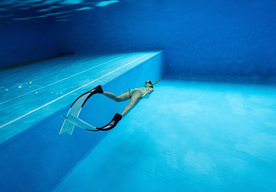 프리다이빙하는 김주희 - 디쁠