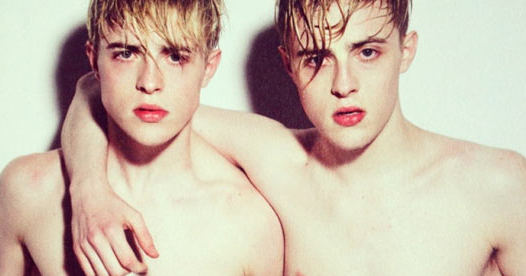 JEDWARD GETS NAKED FOR THE FANS