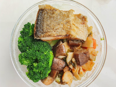 今日午餐：虱目魚、青花菜、茄子炒蕃茄、荸薺，2021.03.05