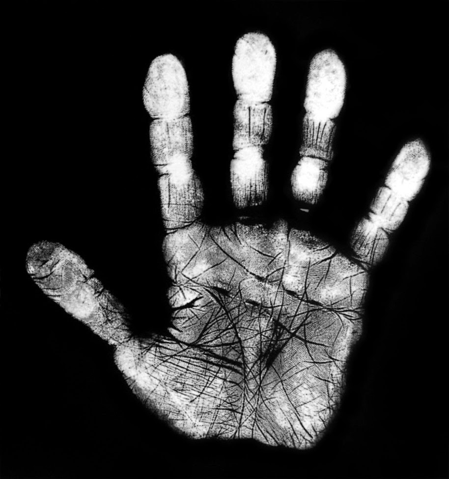 Hand cover. Руки в негативе. Отпечаток руки негатив. Отпечатки человеческой ладони в негативе. След ладони на стекле.
