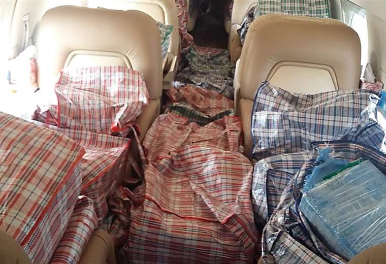 Una tonelada de droga fue abultada en bolsas dentro del avión / GOBIERNO MEXICO