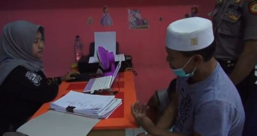 Tersangka guru ngaji di Penyabungan yang diduga mencabuli muridnya saat diperiksa polisi Tersangka guru ngaji di Penyabungan yang diduga mencabuli muridnya saat diperiksa polisi