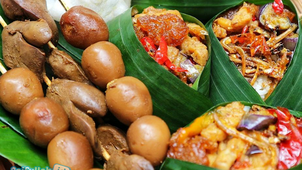 Warung Ini Pasang Spanduk Jual Nasi Kucing, Pas Dizoom Warga Kaget Lihat Fotonya