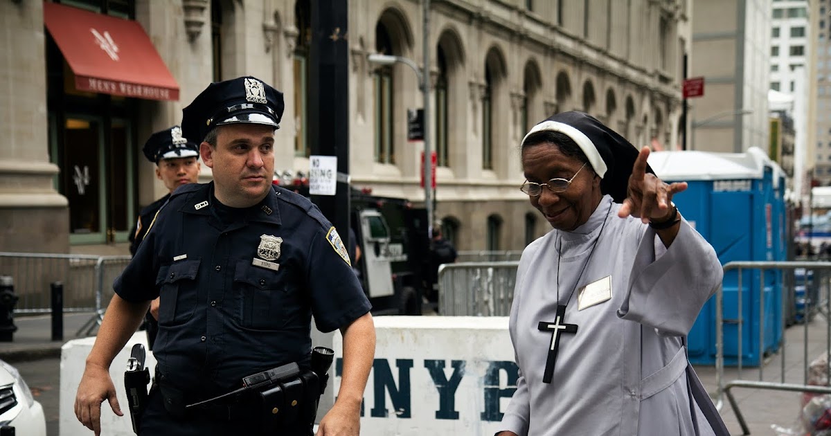 "Snitches get stitches and wind up in ditches" nghĩa là gì?