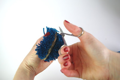 Pompoms selber machen mit Schablonen aus Pappe Pompoms selber machen mit Schablonen aus Pappe