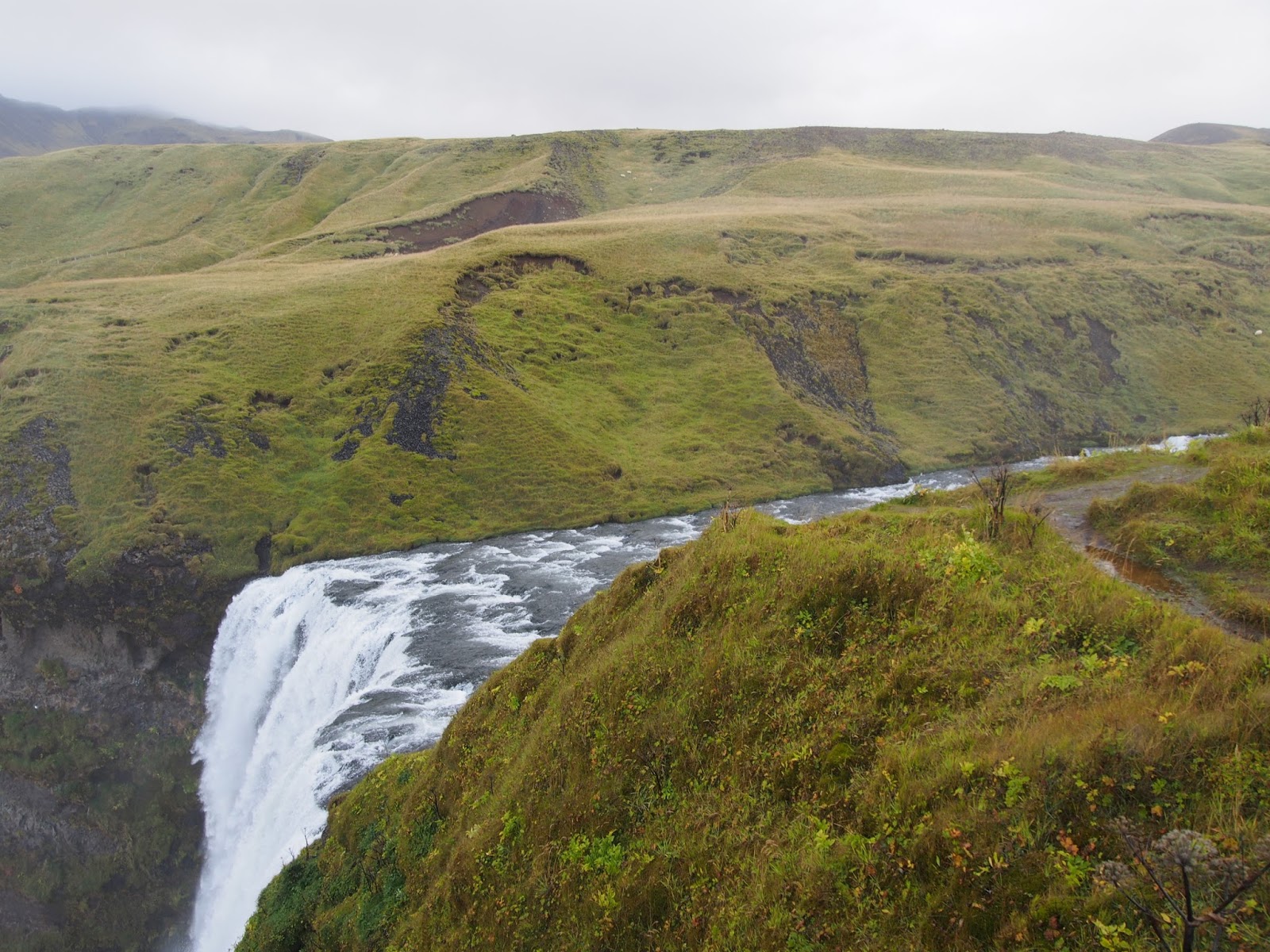 アイスランド旅行 時が止まった氷河と絶景の滝と真っ黒ビーチ Hofnからselfossまでドライブ Day5 旅する世界