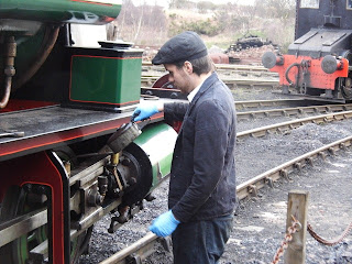 Tom the fireman oiling Hawthorn Leslie No.2