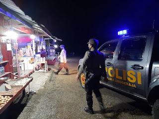 Personel Polsek Anggeraja Sampaikan Himbauan Ke Warung Saat Berpatroli Malam