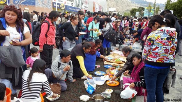 El "apthapi", una comida aymara comunitaria, se convocó frente al principal centro comercial paceño-cochabandido-blog
