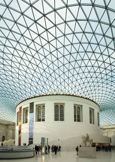 Большой двор Британского музея с новой мозаичной крышей