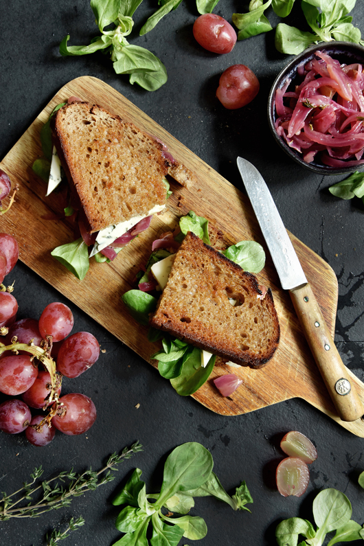 Süß-herzhafte Stullenpower mit Trauben-Zwiebel-Chutney und französischem Blauschimmelkäse