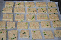 печенье с отрубями и луком: квадратики из теста положить на противень