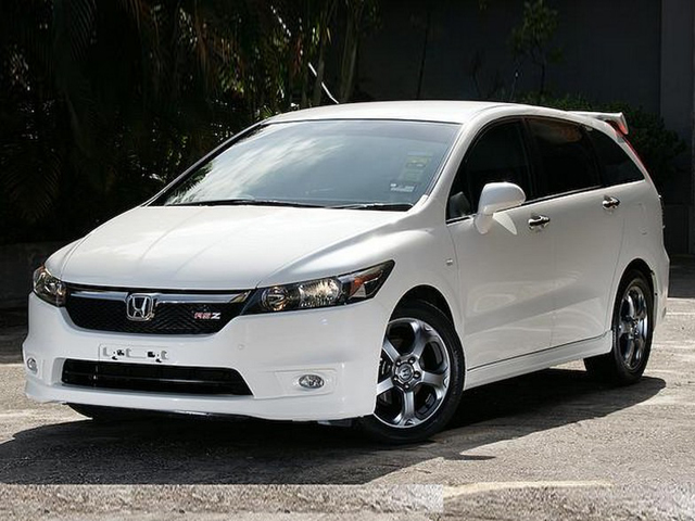 06-14 2nd gen Honda Stream (RN6-9)