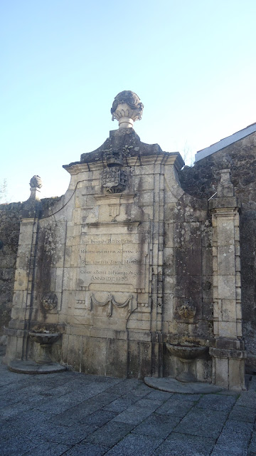 Fonte de granito do século XVIII Largos do Centro Histórico de Guimarães