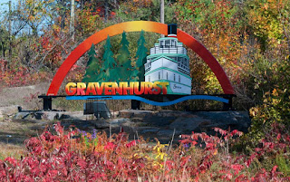 A sign along the highway promoting the Gravenhurst harbour tours on the Segwun.