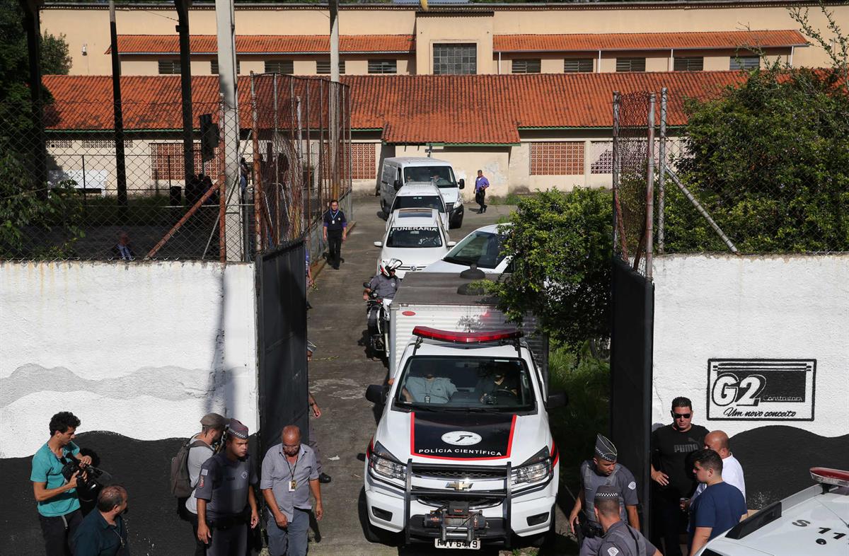 O VOO DO CORVO Autores do massacre a escola brasileira tinham pacto de morte / Mataram oito na O VOO DO CORVO Autores do massacre a escola brasileira tinham pacto de morte / Mataram oito na