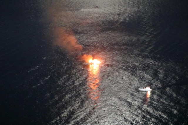 Embarcação pega fogo na Baía de Todos-os-Santos; tripulante é resgatado