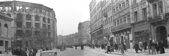 Miejsce akcji ok. 1940 – ulica Długa, widok w kierunku wschodnim. Po lewej stronie Arsenał i wypalony gmach Pasażu Simonsa (w 1943 częściowo rozebrany)