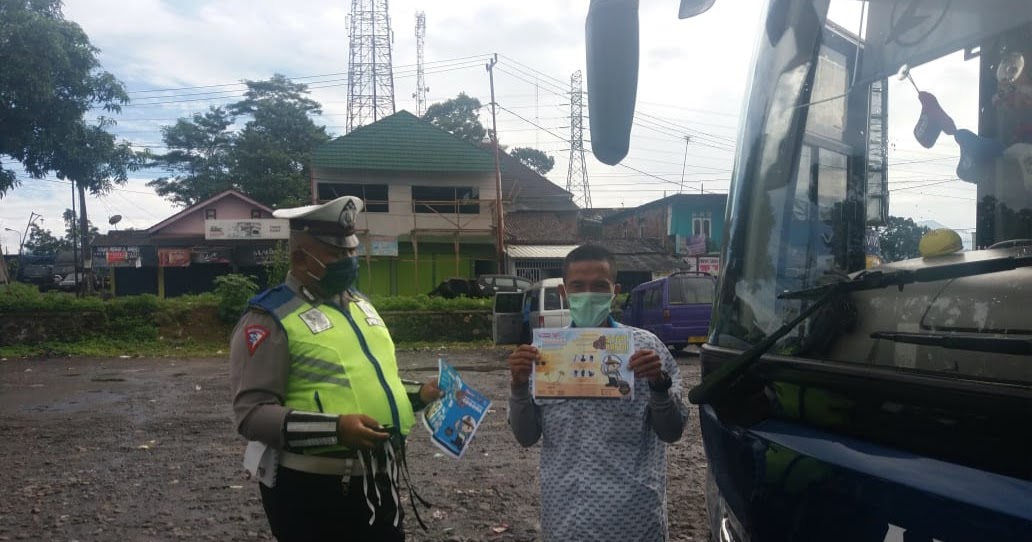 Kanit Lantas Polsek Cikembar Sukabumi Bagikan Masker Dan