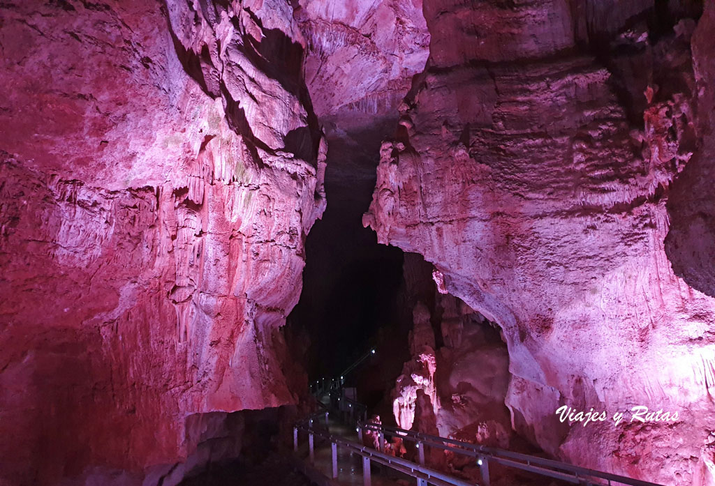 Paso entre rocas en la Cueva de los Franceses, Palencia