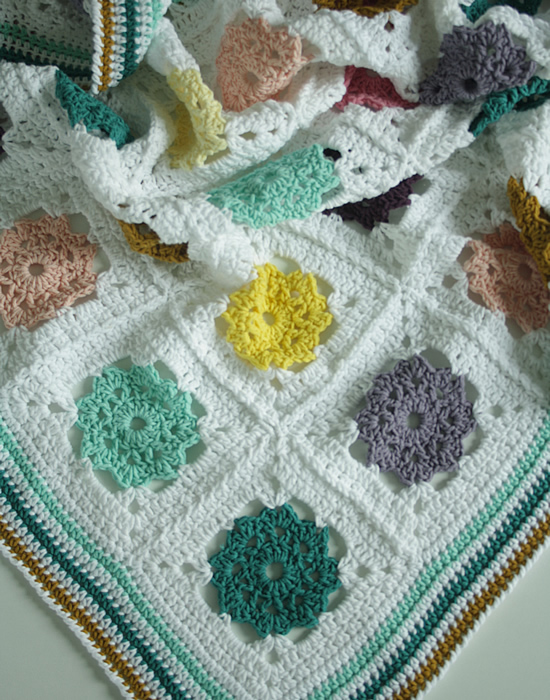 Crochet blanket, free crochet pattern: Field of Daisies Blanket | Happy in Red Crochet blanket, free crochet pattern: Field of Daisies Blanket | Happy in Red
