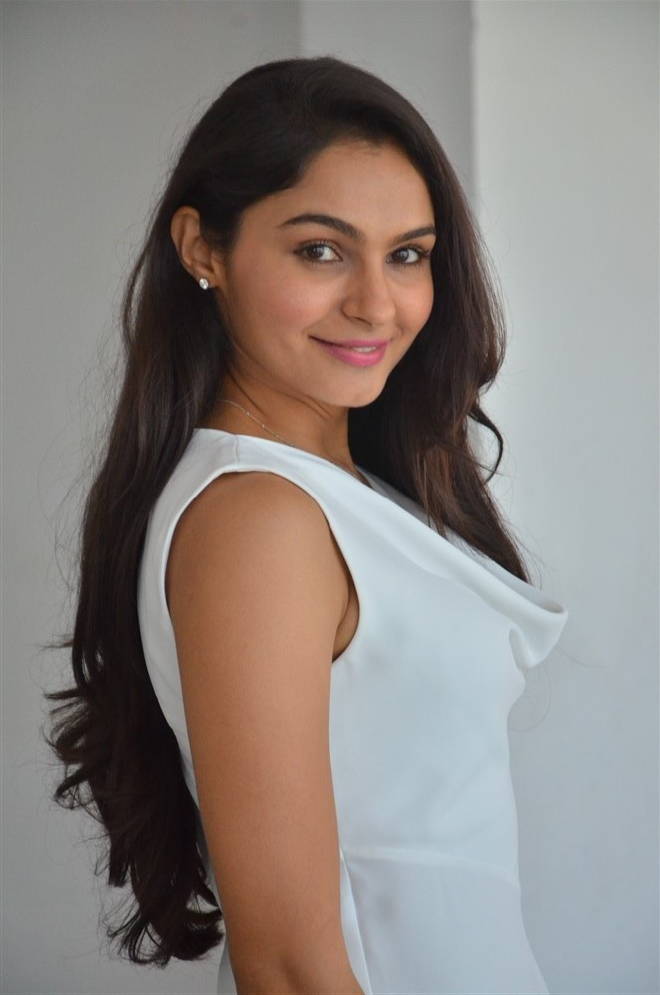 model andrea jeremiah tight blue jeans white top model andrea jeremiah tight blue jeans white top