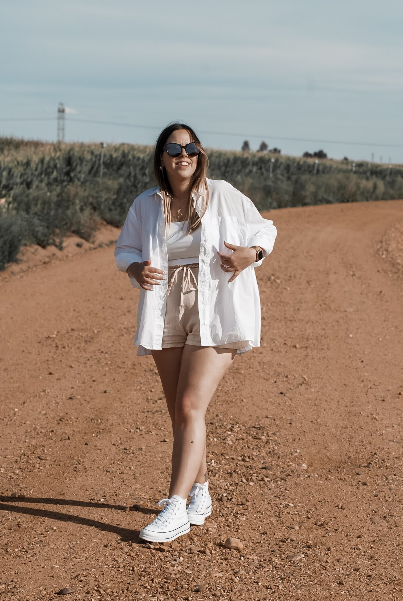 Outfit con crop top y shorts