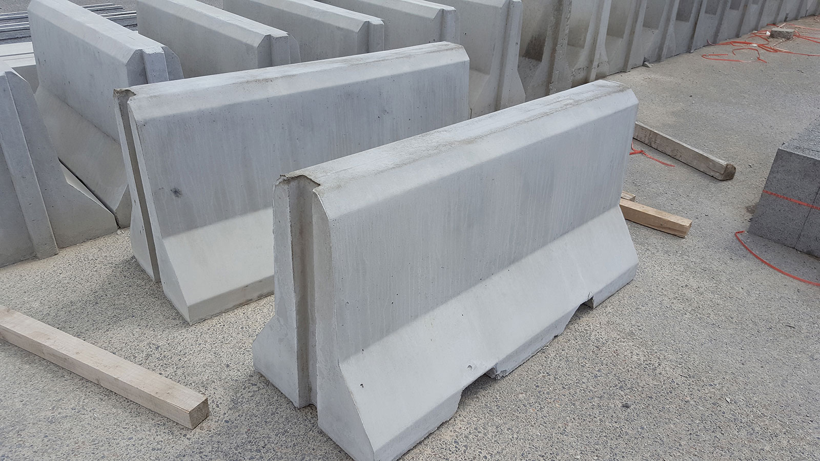Road Barrier Beton Tipe 1000 - Megacon Concrete