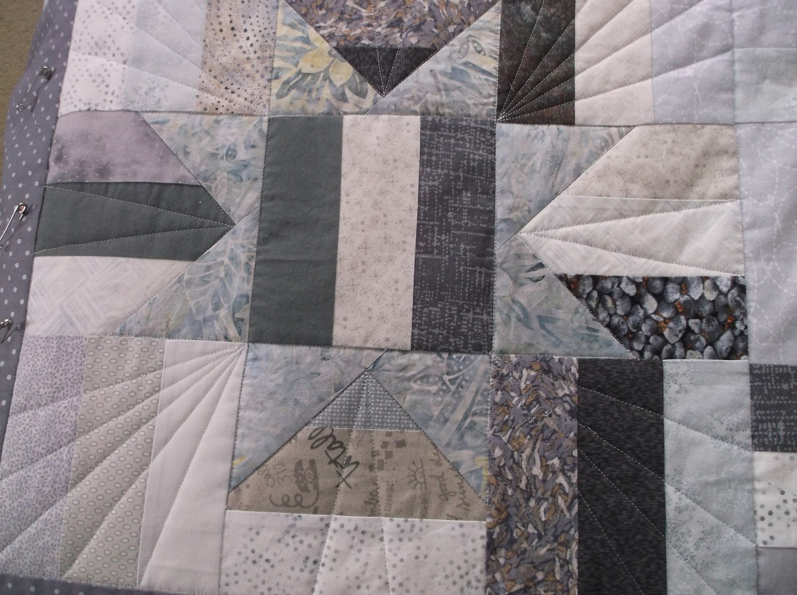 Musings from Marianne: Quilting the gray quilt