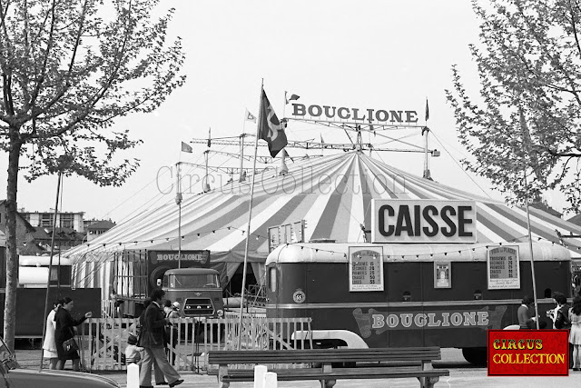 Roulotte caisse et chapiteau du Cirque Français de la famille Bouglione 1974