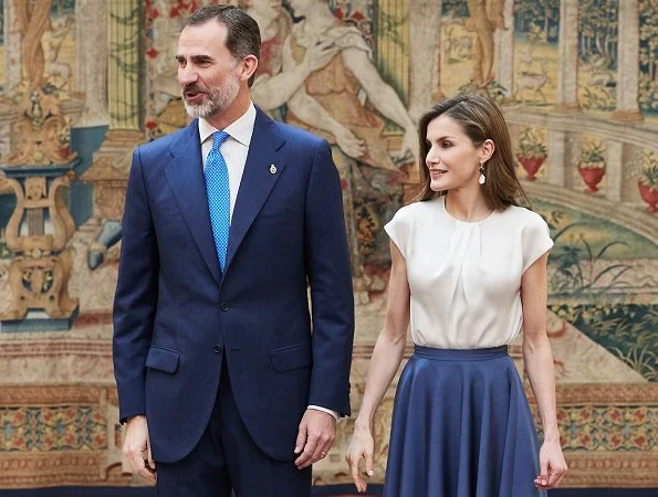 Queen Letizia wore Hugo Boss blouse and skirt, Magrit Pumps at the meeting of members of the Boards of Trustees of the Princess of Asturias Foundation