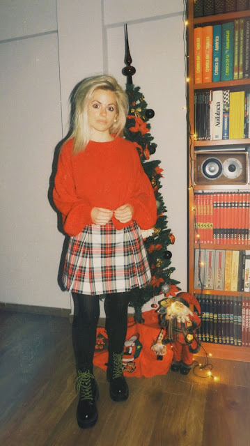 Alejandra Colomera con jersey rojo de manga abullonada, falda tartán blanco y medias negras