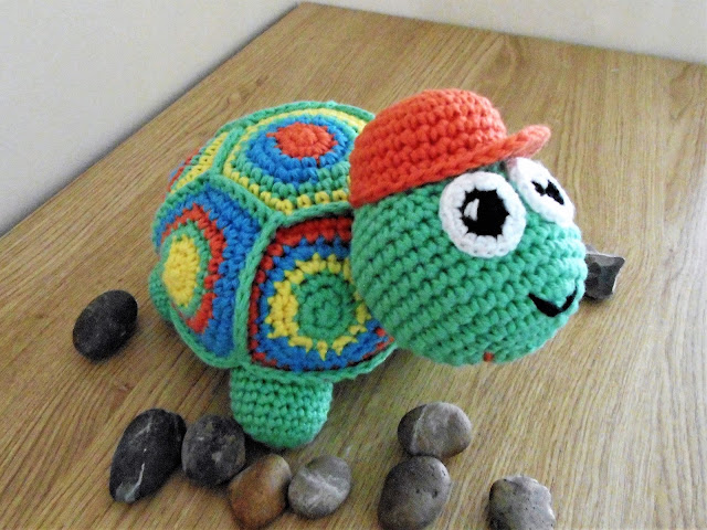 -amigurumi-heegeldatud-kilpkonn-poiss-pehme-mänguasi