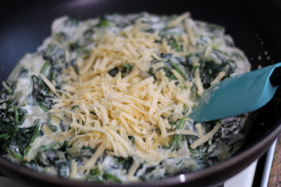 Шпинат запеченный со сливками, сыром и яйцом