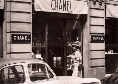 What the facade of the Chanel store at 19 rue Cambron looks like